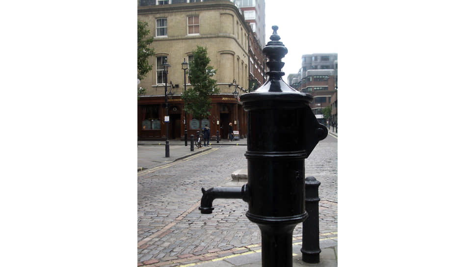 Мемориал доктора Джона Сноу на Бродвик-стрит в Лондоне. Водоразборная колонка была в 1864 году признана Сноу источником эпидемии холеры и благодаря его настойчивости закрыта