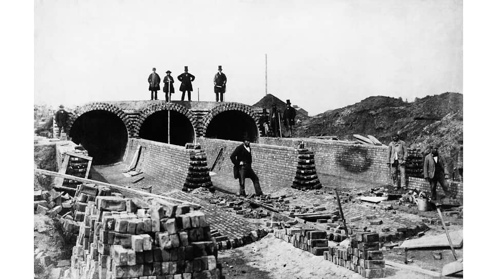 Строительство первого канализационного коллектора в Южном Лондоне, начатое в 1850-х после очередной вспышки холеры; крайний справа на фото — итальянский инженер Джозеф Базалгетти, спроектировавший лондонскую канализацию