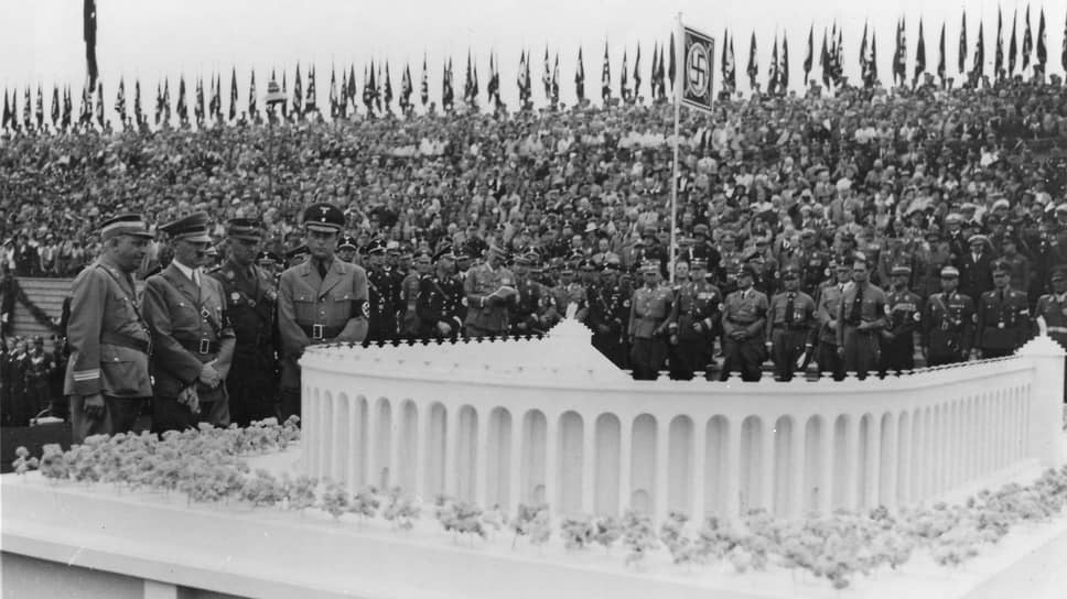 Адольф Гитлер и Альберт Шпеер (справа) на церемонии закладки первого камня при строительстве Немецкого стадиона в Нюрнберге (не был построен), 1937