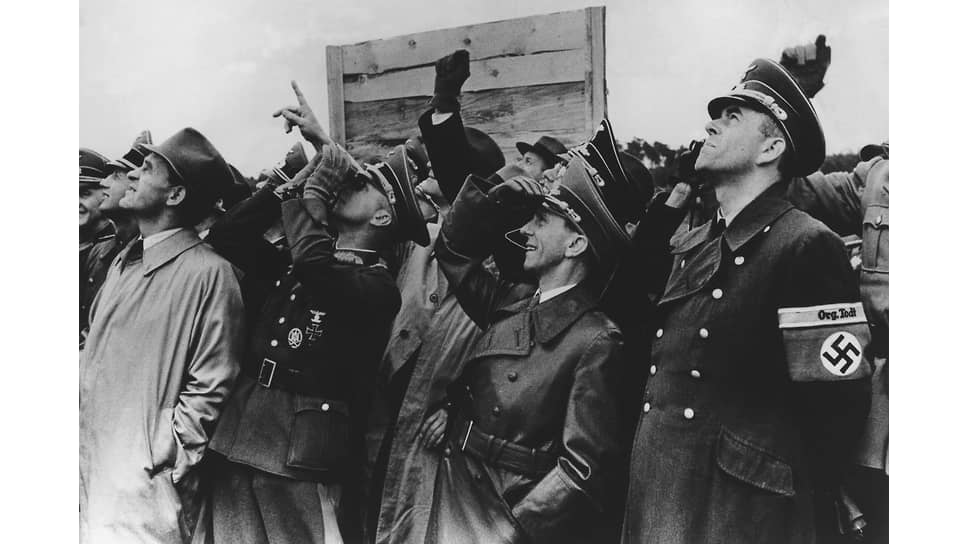 Альберт Шпеер и Йозеф Геббельс во время демонстрации нового оружия на полигоне в Северной Германии, 1943