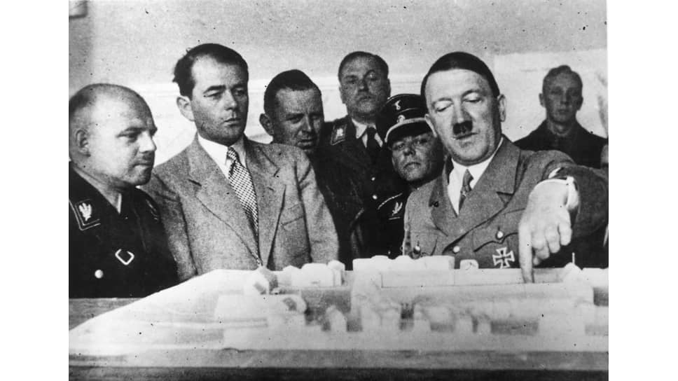 Адольф Гитлер и Альберт Шпеер (второй слева) на обсуждении плана нового здания администрации Веймара, 1936