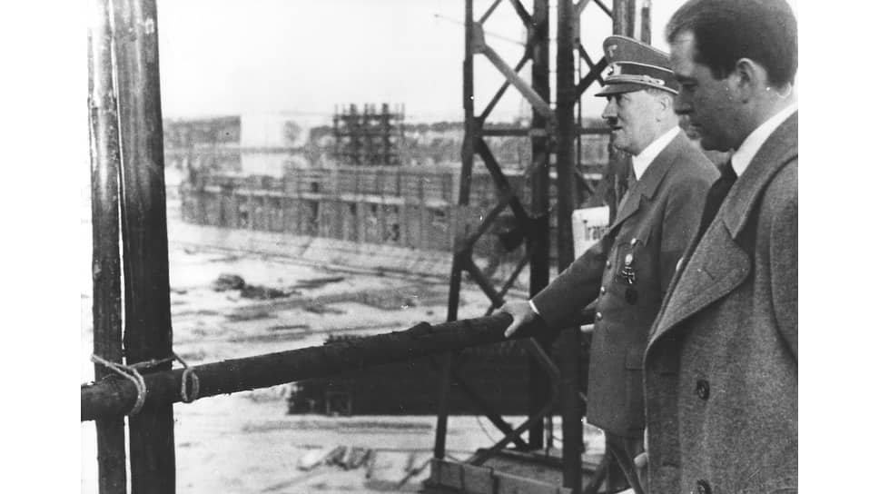 Адольф Гитлер и Альберт Шпеер на стройке нового конгресс-центра в Нюрнберге, 1938