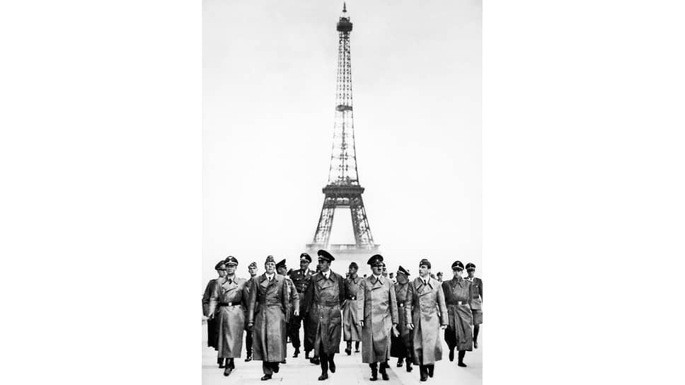 Альберт Шпеер (в центре) и скульптор Арно Брекер (третий справа) во время первого визита Адольфа Гитлера в оккупированный Париж, июнь 1940