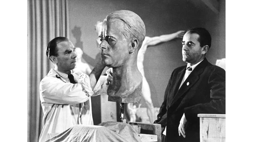 Альберт Шпеер после назначения на пост министра вооружений позирует скульптору Арно Брекеру, 1942