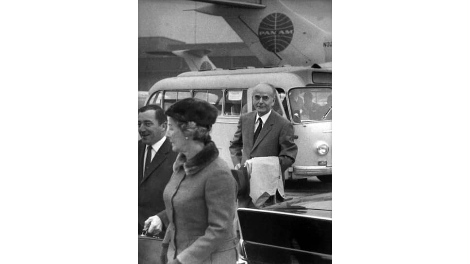 Альберт Шпеер (справа) с женой Маргаретой в день его освобождения в аэропорту Темпельхоф, 1 октября 1966. (Темпельхоф был единственным сохранившимся в Берлине архитектурным сооружением Альберта Шпеера)