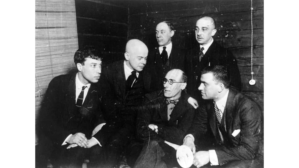Сидят (слева направо): Борис Пастернак, Виктор Шкловский, Сергей Третьяков, Владимир Маяковский; стоят: Петр Незнамов, Осип Брик, 1925
