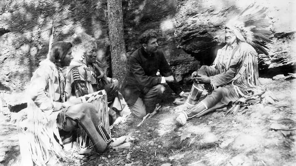 Индейцы из конфедерации черноногих показывают Эрнесту Сетон-Томпсону, как добывать огонь трением, около 1917 