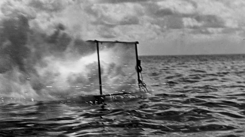 Плот с вспышкой для фотографирования морского дна, 1927