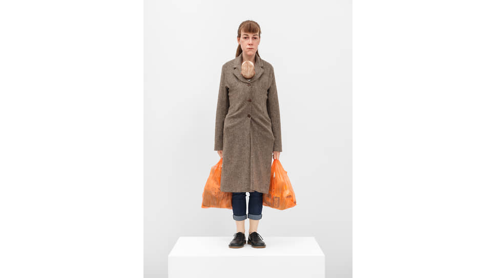 Рон Мюек. «Женщина с покупками», 2013–2015