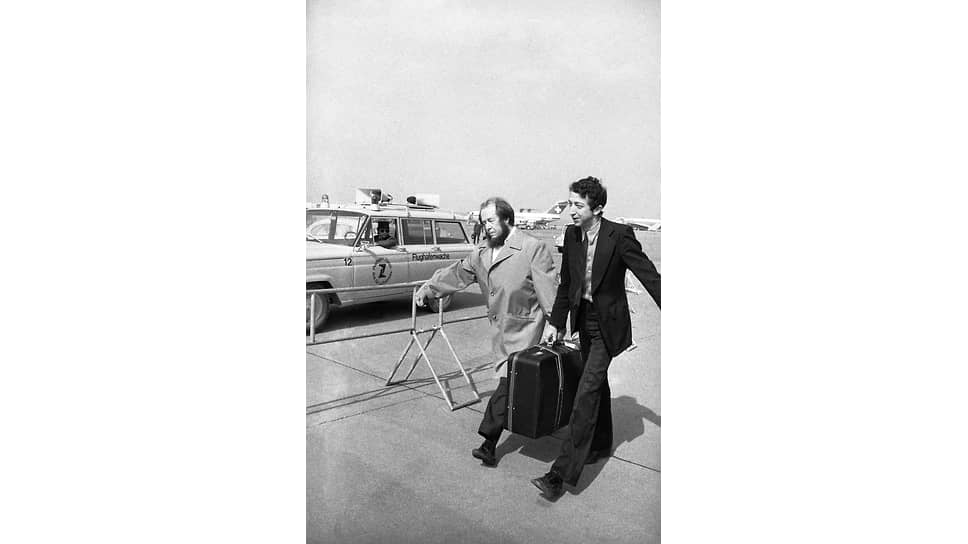 Александр Солженицын в аэропорту Цюриха,
29 марта 1974