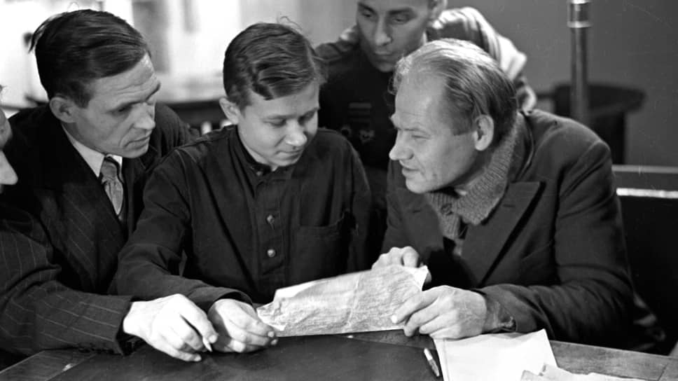 Юрий Олеша (справа) с членами литературного кружка на
заводе имени Лихачева, 1947