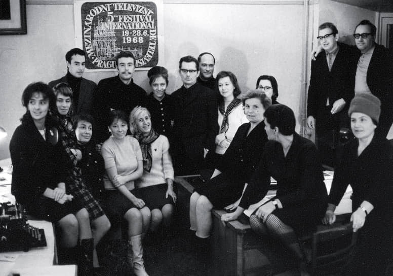 Редакция журнала «Театр», 1969. Наталья Крымова — в
заднем ряду, в центре