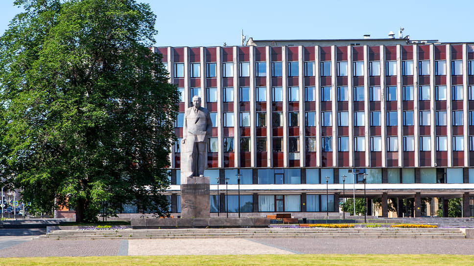 Памятник Отто Куусинену. Петрозаводск, 2021
