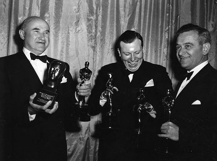Слева направо: Сэмюэл Голдвин с «Оскаром» за лучший фильм, Гарольд Рассел с «Оскаром» за лучшую мужскую роль второго плана и Уильям Уайлер с «Оскаром» за режиссуру, 1947 год 