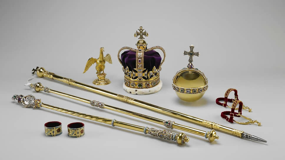 Избранные коронационные регалии Великобритании: сосуд для коронационного елея в виде орла, корона св. Эдуарда, держава, шпоры, «жезл св. Эдуарда», два скипетра и запястья