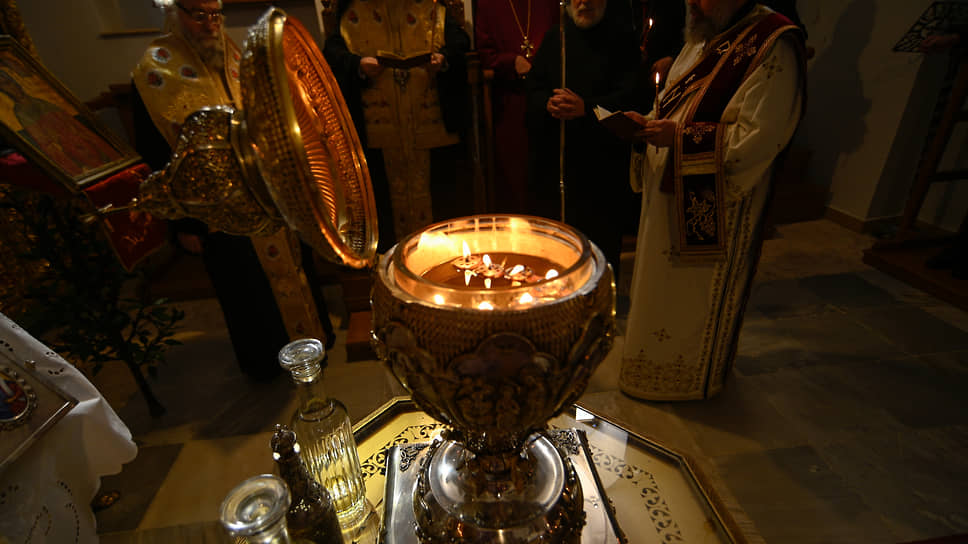 Патриарх Феофил и иерусалимское духовенство освящают коронационный елей