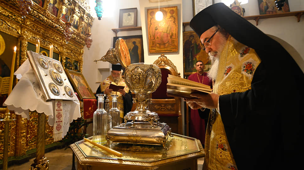 Патриарх Феофил и иерусалимское духовенство освящают коронационный елей