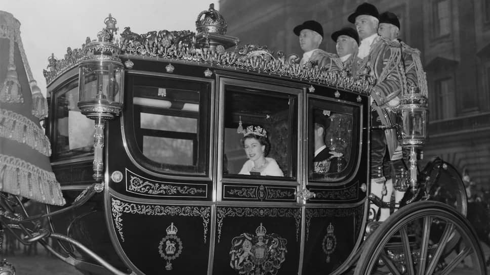 Елизавета II направляется на свое первое открытие парламента, 1953

