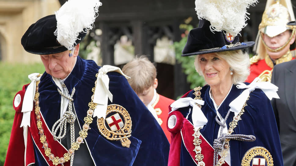 Карл III и королева Камилла в церемониальных нарядах Благороднейшего ордена Подвязки