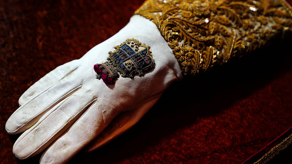 Коронационная перчатка, 1937 