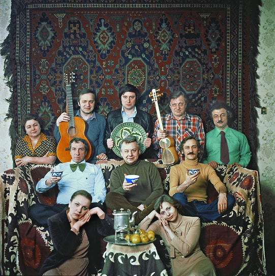 Верхний ряд: бард Сергей Никитин (второй слева), актер Вениамин Смехов (в центре). Средний ряд слева направо: актеры Сергей Юрский, Олег Табаков и Леонид Филатов. Нижний ряд: актрисы Наталья Тенякова (слева) и Татьяна Никитина, 1983 год