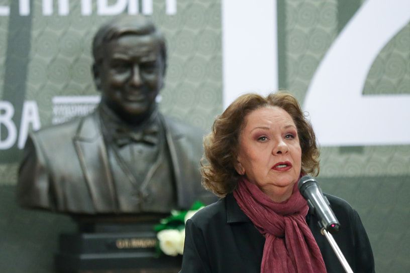 Наталья Тенякова на открытии бюста Олегу Табакову в портретном фойе МХТ имени А.П.Чехова, 2018 год