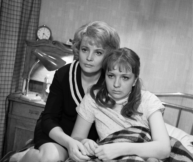 Наталья Тенякова (на фото справа) дебютировала в кино в 1966 году, исполнив роль Лиды Рязаевой в мелодраме «Старшая сестра». Ее партнершей по фильму стала Татьяна Доронина