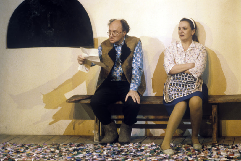 В 1979-1988 годах Наталья Тенякова была актрисой Театра имени Моссовета. Играла в постановках: «Братья Карамазовы», «Правда — хорошо, а счастье лучше», «Печка на колесе» (кадр на фото) и других