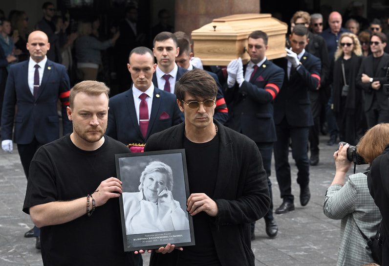 Актер Станислав Бондаренко (в центре) 