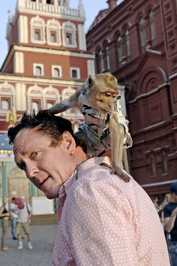 С обезьяной на Красной площади в Москве, 2007 год