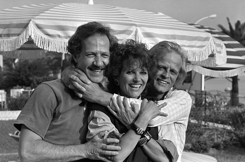 Клаудия Кардинале с актером Клаусом Кински (справа) и режиссером Вернером Херцогом на кинофестивале в Каннах во время показа фильма «Фицкарральдо», 1982 год