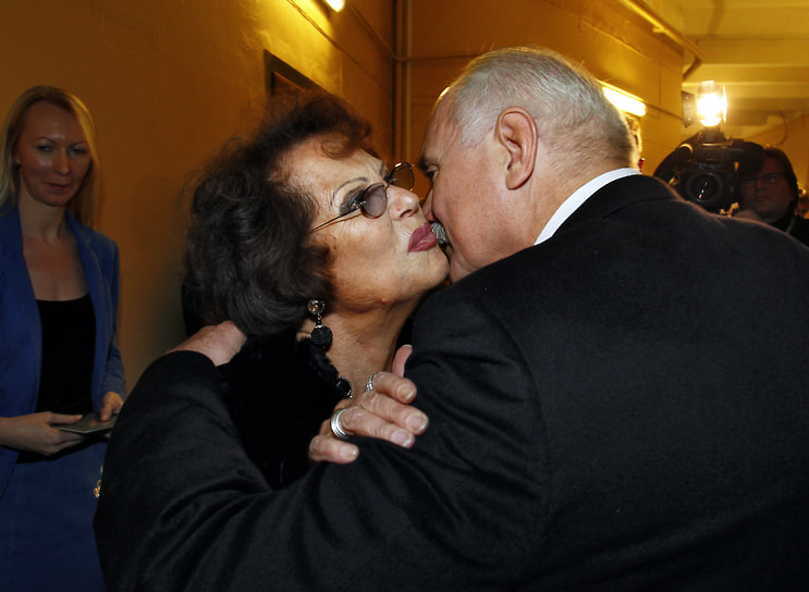 Клаудия Кардинале и режиссер Никита Михалков на вручении премии «Золотой орел» на киностудии «Мосфильм», 2011 год