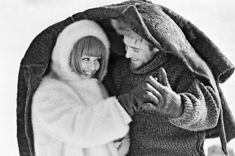 Клаудия Кардинале и советский актер Эдуард Марцевич на съемках фильма Михаила Калатозова «Красная палатка» (1969) — первого совместного с СССР фильма, который финансировала Италия. Арктические эпизоды снимали в Подмосковье, под Ленинградом на берегу Финского залива и на Земле Франца-Иосифа