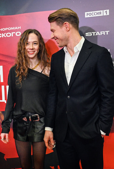 Актер Никита Ефремов с сестрой, актрисой Верой Ефремовой на премьере киноромана Андрея Кончаловского «Хроники русской революции»