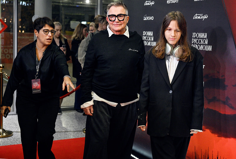 Телеведущий Дмитрий Дибров (в центре) с сыном Александром на премьере киноромана Андрея Кончаловского «Хроники русской революции»