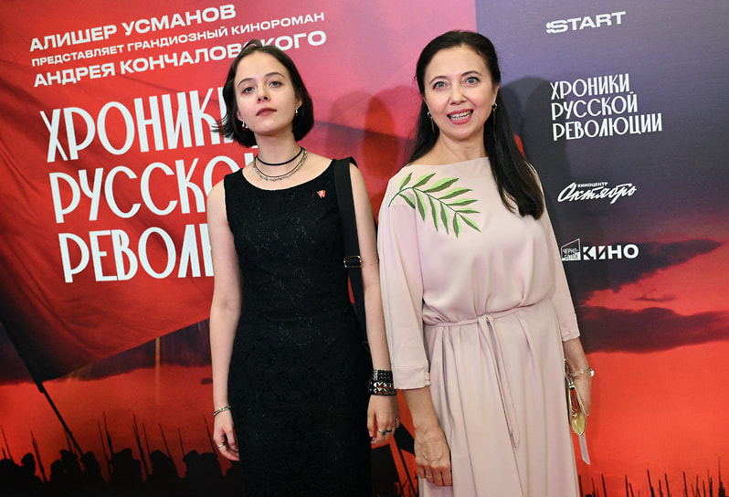 Актриса Наталья Самсонова (справа) на премьере киноромана Андрея Кончаловского «Хроники русской революции»