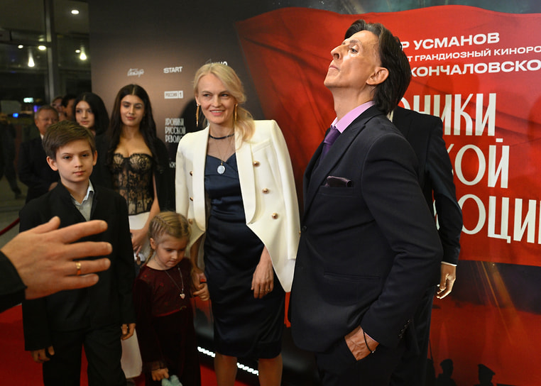 Актер Тимофей Окроев (справа) на премьере киноромана режиссера Андрея Кончаловского «Хроники русской революции»