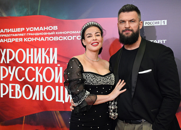 Актеры Ирина Рудоминская и Максим Колесниченко на премьере киноромана Андрея Кончаловского «Хроники русской революции» 