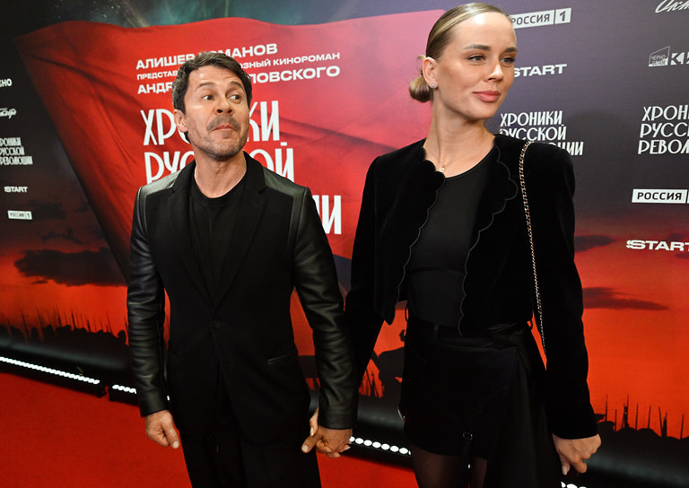 Актер Павел Деревянко с супругой дизайнером Зоей Фуць на премьере киноромана Андрея Кончаловского «Хроники русской революции»