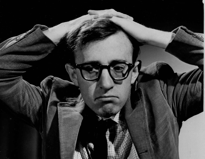 Аллен Стюарт Кенигсберг, больше известный как Вуди Аллен, родился в Бруклине (Нью-Йорк) в бедной еврейской семье. Его родители хотели, чтобы их сын стал адвокатом или врачом, но он выбрал кино