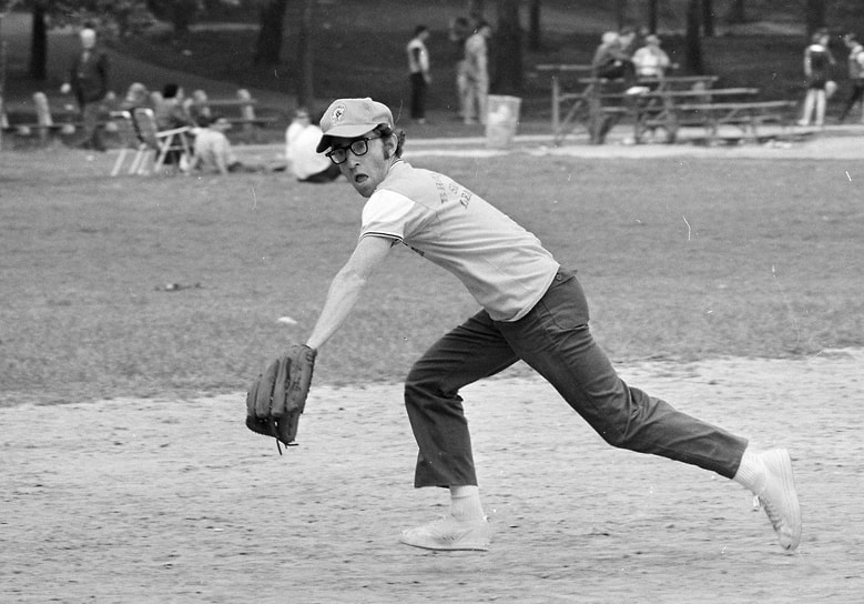 «Когда меня отправили в многоконфессиональный летний лагерь, я был жестоко избит детьми всех рас и религий»
&lt;br>Хотя в своих фильмах Вуди часто изображал себя как человека замкнутого и слабого, в школе он отлично играл в бейсбол и баскетбол и был окружен товарищами