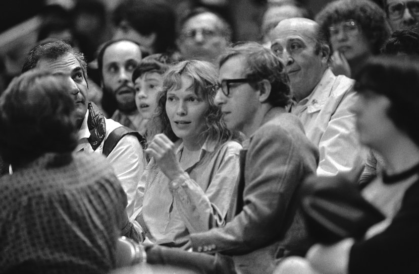 В 1980 году у режиссера начался 12-летний роман с актрисой Мией Фэрроу (на фото), которая снялась у него в главных ролях в 13 фильмах. Роман закончился громким скандалом и судебными процессами, в результате которых Аллен был лишен возможности видеться с детьми