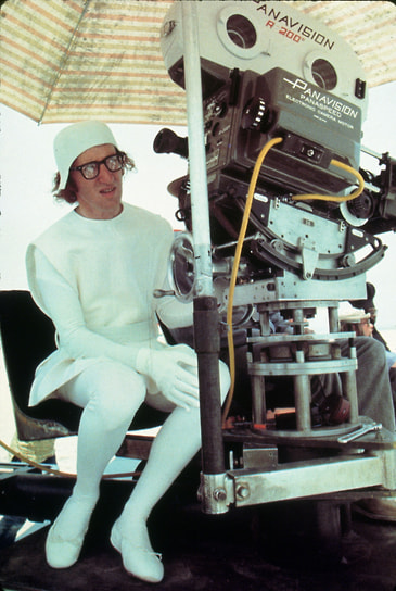 После школы Вуди Аллен поступил в Нью-Йоркский университет, где изучал коммуникацию и кинематографию. Но с учебой у него не задалось — он был исключен за неуспеваемость по кинематографии