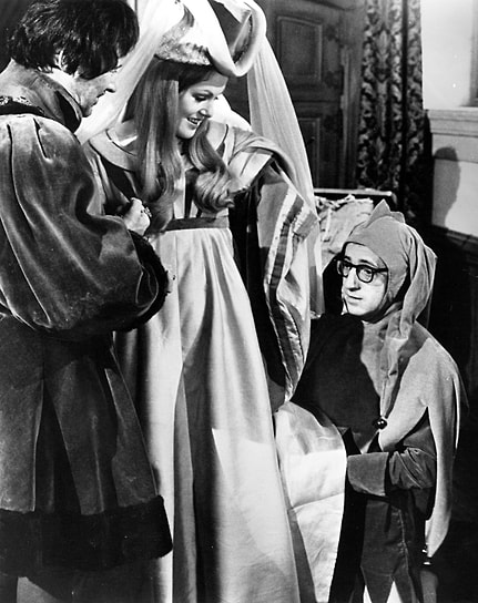 В кино Вуди Аллен попал, когда ему предложили доработать сценарий к фильму «Что нового, кошечка» (1965). Картина получилась успешной, к тому же Аллен сыграл в ней одну из главных ролей. Вскоре он решил, что будет снимать кино самостоятельно. Первые его работы — эксцентричные комедии «Бананы», «Хватай деньги и беги», «Все, что вы хотели знать о сексе, но боялись спросить» (кадр из фильма на фото)