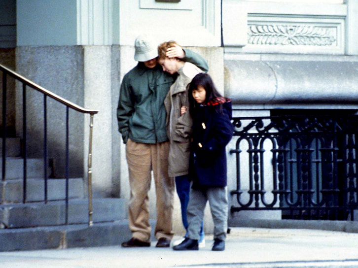 После разрыва с Мией Фэрроу (на фото в центре) режиссер начал встречаться с ее приемной дочерью Сун-И Превен (справа), которую воспитывал до этого вместе с Мией, а потом женился на ней в 1997 году