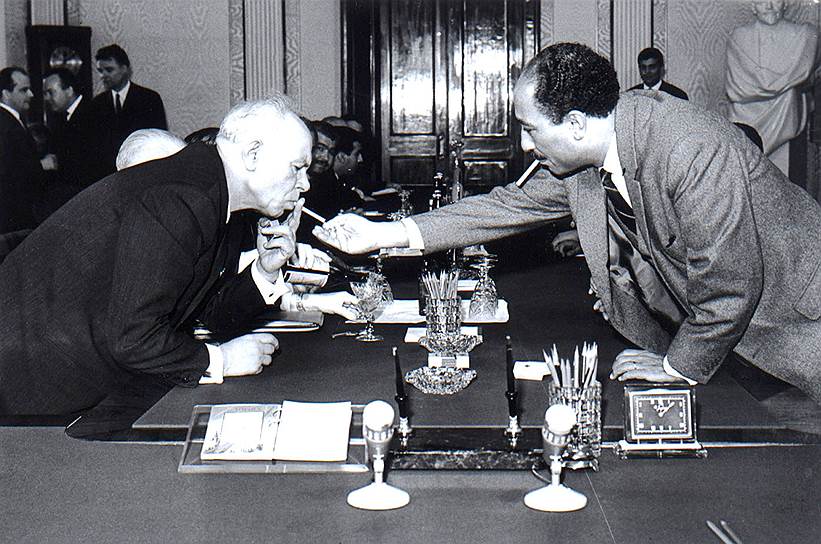 Табачок вместе. Председатель Президиума Верховного Совета СССР Никита Подгорный и президент Египта Анвар Садат. 1972 год