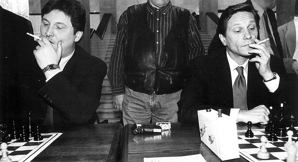 Игра не взатяг. Депутаты Госдумы Сергей Иваненко (слева) и Александр Жуков (справа) во время шахматного турнира в Госдуме. 2001 год