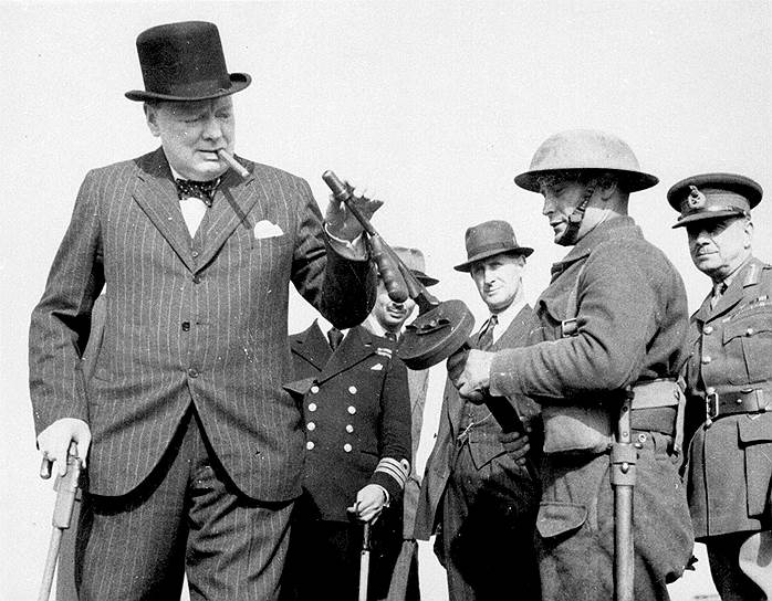 Огоньку найдется. Британский премьер-министр Уинстон Черчилль инспектирует береговые укрепления на северо-востоке Англии. 1940 год