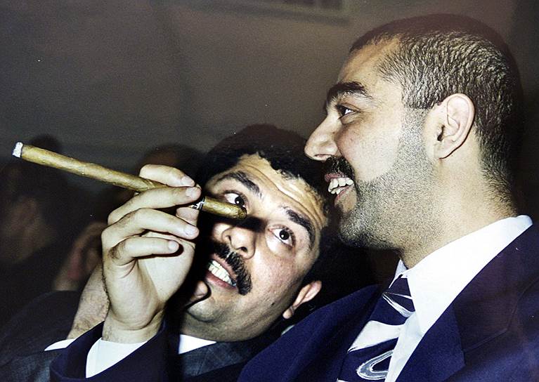 Пепел &quot;Бааса&quot;. Сыновья президента Ирака Саддама Хусейна Удей (справа) и Кусей перед открытием съезда партии &quot;Баас&quot;. 2001 год