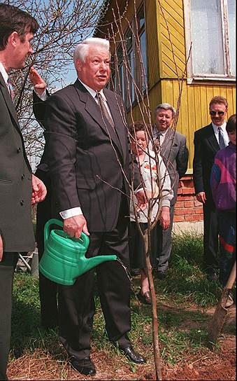 В Подмосковье с избирателями. 1996 год